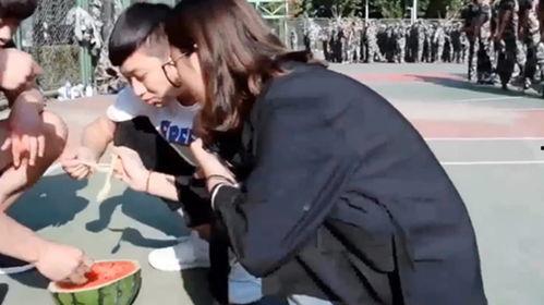 军训学长打伞吃瓜视频,趣味横生军训瞬间引网友热议