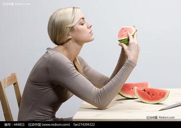 吃瓜国外美女视频,一窥异国风情吃瓜瞬间