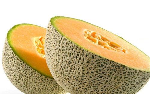 女宝喂爸爸吃哈密瓜视频,喂爸爸吃哈密瓜温馨瞬间引网友热议