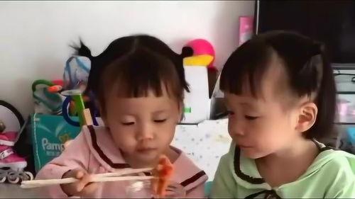 双包胎姐妹吃鸡瓜视频,趣味横生视频引网友热议