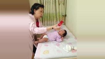 小朋友吃洋瓜的视频,小宝贝品尝洋瓜趣味瞬间