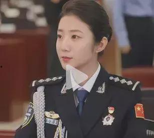 警花吕某视频吃瓜,瓜田李下，警花也爱看热闹？